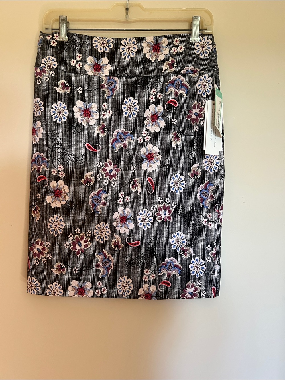 Margaret M Floral Pencil Skirt Black with White/Blue/Burgundy Accent Size S NWT